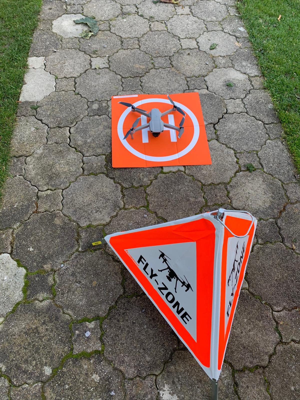 Drohne auf Landeplatz mit Fly-Zone-Kegel