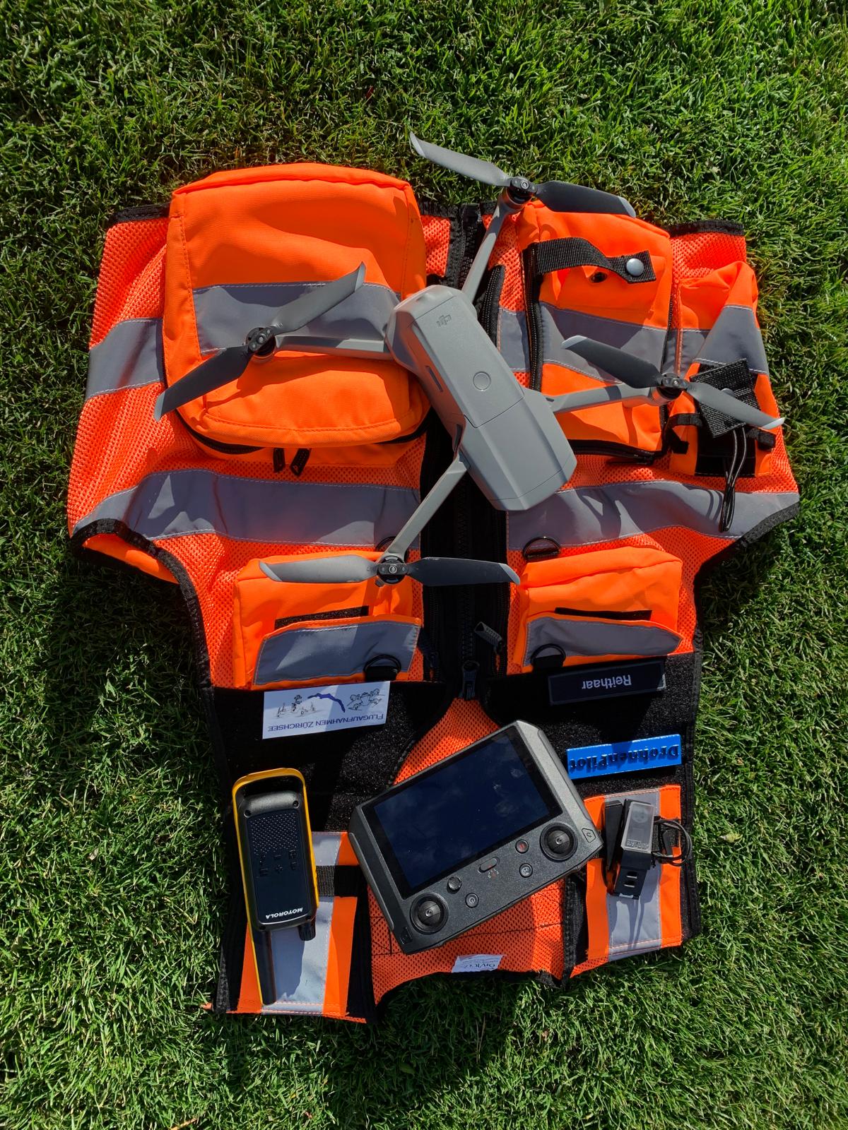 Drohne und Steuerung auf Signalweste ausgelegt