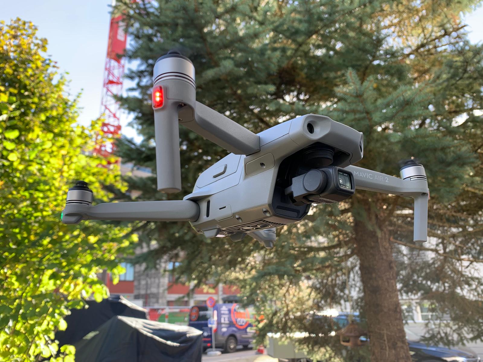 DJI Mavic Air 2 in der Luft vor Bäumen