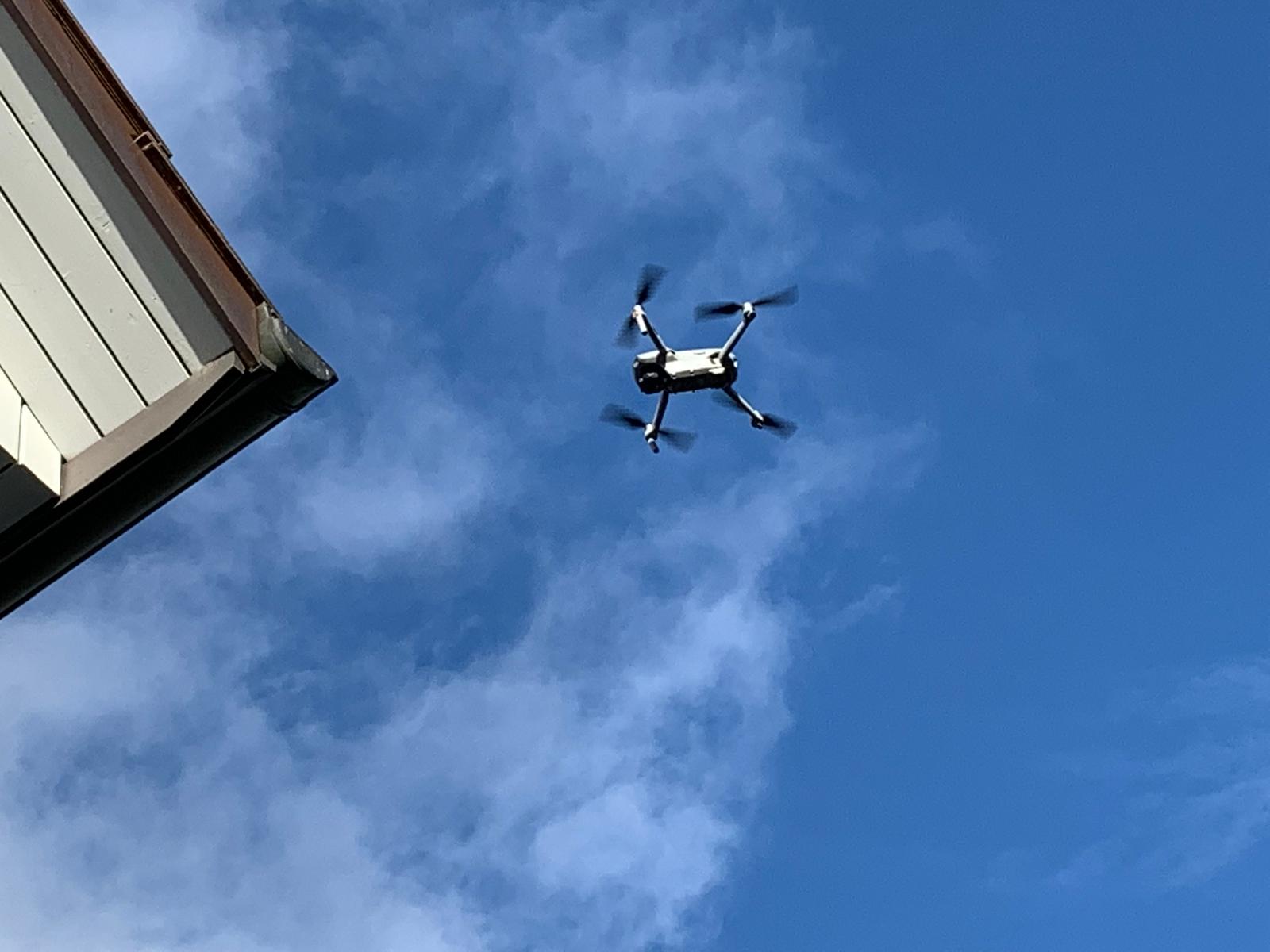 Drohne vor blauem Himmel