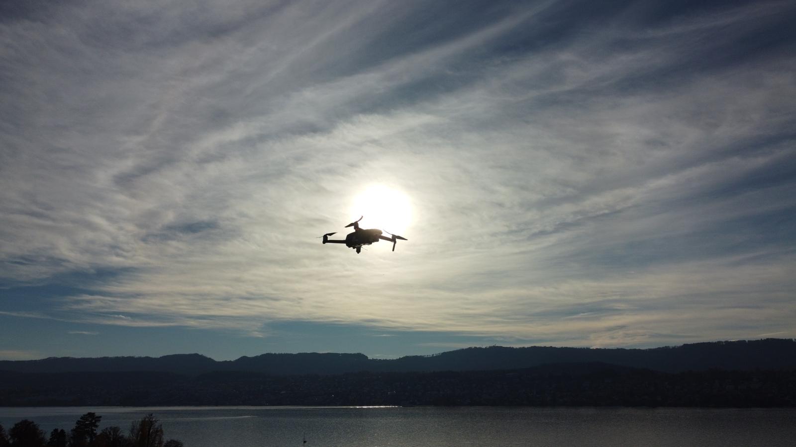 Drohne über dem Zürichsee vor tief stehender Sonne